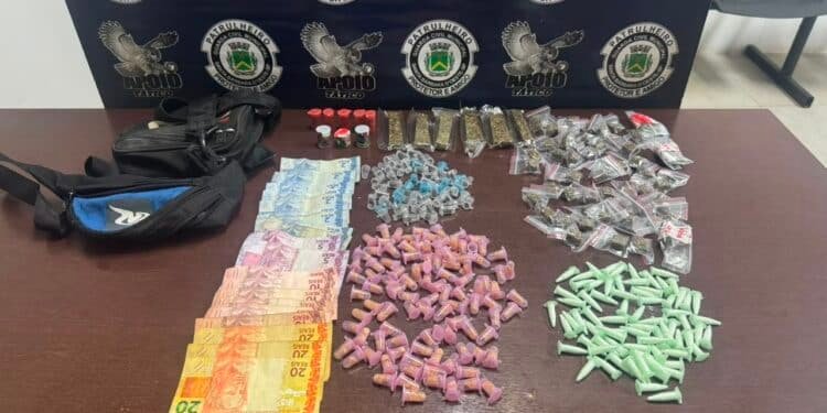 Apoio Tático apreende adolescente com 310 porções de drogas — #PraCegoVer: porções de maconha, cocaína e crack, dinheiro e celular apreendidos pela Guarda Civil Municipal.