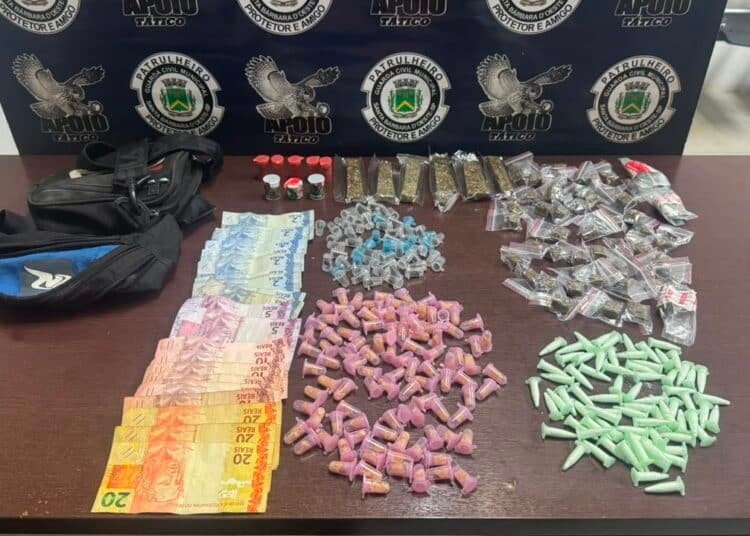 Apoio Tático apreende adolescente com 310 porções de drogas — #PraCegoVer: porções de maconha, cocaína e crack, dinheiro e celular apreendidos pela Guarda Civil Municipal.