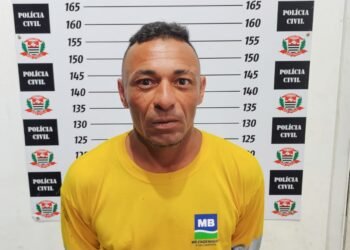 PM prende homem por quatro tentativas de homicídio em Americana - #PraCegoVer viatura da Polícia Militar em atendimento a ocorrência policial em área urbana