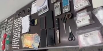 GAMA desarticula imóvel de preparo de drogas e prende três em Americana. #PraCegoVer: drogas, balanças de precisão, embalagens, dinheiro e materiais apreendidos durante a ocorrência.