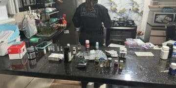 operação Lavoslav contra contrabando de anabolizantes #PraCegoVer: policiais federais e equipes do BAEP durante cumprimento de mandados em operação contra uma organização investigada por importar matéria-prima ilegal para produção clandestina de anabolizantes.
