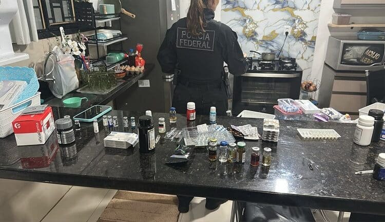 operação Lavoslav contra contrabando de anabolizantes #PraCegoVer: policiais federais e equipes do BAEP durante cumprimento de mandados em operação contra uma organização investigada por importar matéria-prima ilegal para produção clandestina de anabolizantes.