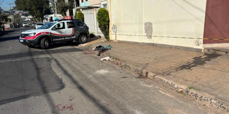 ataque a quatro pessoas em Americana #PraCegoVer homem com uniforme de empresa de limpeza urbana é detido por policiais militares após ataque que deixou quatro pessoas feridas em Americana
