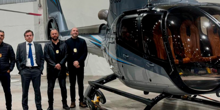 Polícia Civil recebe helicóptero apreendido para reforçar operações de segurança pública. #PraCegoVer: helicóptero Airbus Helicopters EC130 T2 apreendido durante investigação está estacionado em área operacional e será utilizado em missões de segurança pública, transporte de órgãos, medicamentos e apoio às forças policiais.
