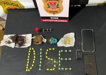 DISE prende homem em Votuporanga - #PraCegoVer: policiais civis apresentam materiais apreendidos durante cumprimento de mandado de busca em uma residência.
