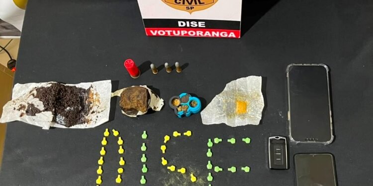 DISE prende homem em Votuporanga - #PraCegoVer: policiais civis apresentam materiais apreendidos durante cumprimento de mandado de busca em uma residência.