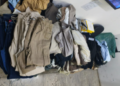 GAMA apreende roupas avaliadas em R$ 18,4 mil — #PraCegoVer: imagem mostra peças de roupas apreendidas pela Guarda Municipal durante ocorrência em Americana.