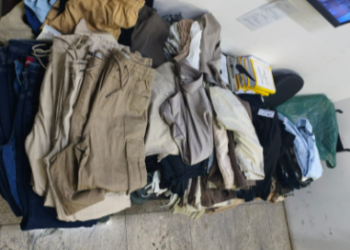 GAMA apreende roupas avaliadas em R$ 18,4 mil — #PraCegoVer: imagem mostra peças de roupas apreendidas pela Guarda Municipal durante ocorrência em Americana.