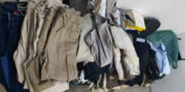 GAMA apreende roupas avaliadas em R$ 18,4 mil — #PraCegoVer: imagem mostra peças de roupas apreendidas pela Guarda Municipal durante ocorrência em Americana.