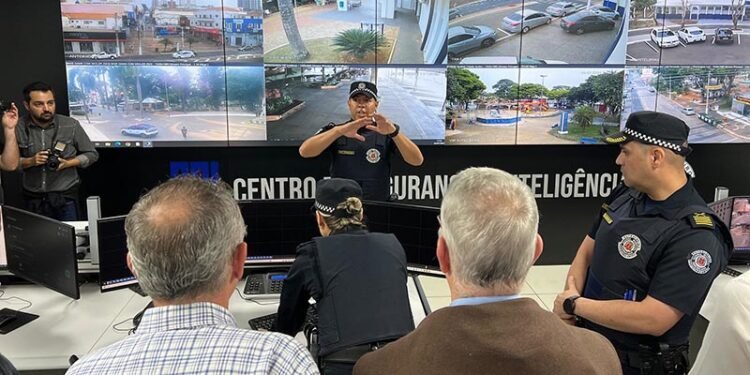 GAMA e Muralha Digital reduzem crimes contra veículos - #PraCegoVer imagem mostra estrutura de videomonitoramento utilizada pela Guarda Municipal de Americana no combate à criminalidade.