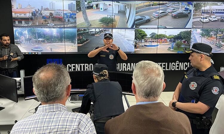 GAMA e Muralha Digital reduzem crimes contra veículos - #PraCegoVer imagem mostra estrutura de videomonitoramento utilizada pela Guarda Municipal de Americana no combate à criminalidade.