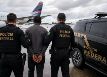 PF prende nigeriano procurado pela Interpol #PraCegoVer: imagem da Polícia Federal relacionada à prisão do estrangeiro extraditado da Costa Rica para o Brasil.