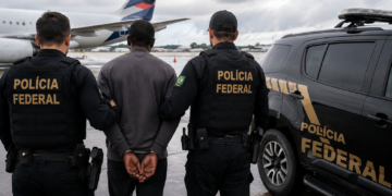 PF prende nigeriano procurado pela Interpol #PraCegoVer: imagem da Polícia Federal relacionada à prisão do estrangeiro extraditado da Costa Rica para o Brasil.
