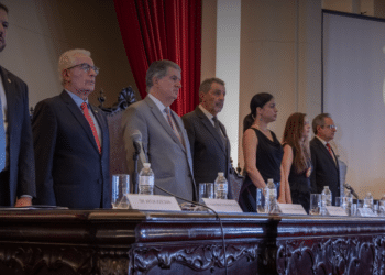 Polícia Civil forma 457 novos delegados #PraCegoVer: autoridades e novos delegados participam da solenidade de formatura realizada na Faculdade de Direito da USP, em São Paulo.