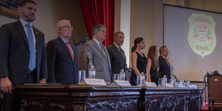 Polícia Civil forma 457 novos delegados #PraCegoVer: autoridades e novos delegados participam da solenidade de formatura realizada na Faculdade de Direito da USP, em São Paulo.