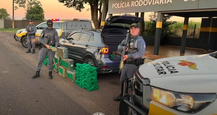 traficante com quase 247 kg de drogas #PraCegoVer veículo roubado