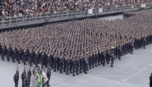 concurso da Polícia Militar de SP com 2 mil vagas — #PraCegoVer: policiais militares durante formatura em frente a viaturas da corporação, representando a abertura de concurso público para ingresso de novos soldados.