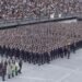 concurso da Polícia Militar de SP com 2 mil vagas — #PraCegoVer: policiais militares durante formatura em frente a viaturas da corporação, representando a abertura de concurso público para ingresso de novos soldados.