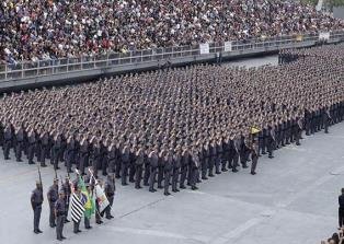 concurso da Polícia Militar de SP com 2 mil vagas — #PraCegoVer: policiais militares durante formatura em frente a viaturas da corporação, representando a abertura de concurso público para ingresso de novos soldados.