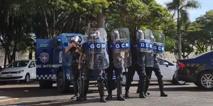 concurso-publico-de-Limeira-com-248-vagas — #PraCegoVer: imagem institucional da Prefeitura anunciando concursos públicos com oportunidades para profissionais de diferentes níveis de escolaridade.
