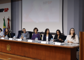 capacitação sobre atendimento às vítimas do tráfico de pessoas — #PraCegoVer: representantes do Ministério Público, órgãos públicos e organismos internacionais participam da abertura de um evento em auditório para discutir estratégias de prevenção, acolhimento e fortalecimento da rede de proteção às vítimas do tráfico de pessoas.