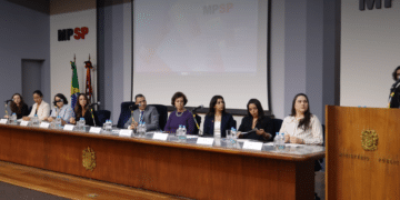 capacitação sobre atendimento às vítimas do tráfico de pessoas — #PraCegoVer: representantes do Ministério Público, órgãos públicos e organismos internacionais participam da abertura de um evento em auditório para discutir estratégias de prevenção, acolhimento e fortalecimento da rede de proteção às vítimas do tráfico de pessoas.