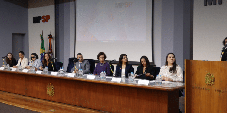 capacitação sobre atendimento às vítimas do tráfico de pessoas — #PraCegoVer: representantes do Ministério Público, órgãos públicos e organismos internacionais participam da abertura de um evento em auditório para discutir estratégias de prevenção, acolhimento e fortalecimento da rede de proteção às vítimas do tráfico de pessoas.