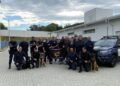 canil da guarda municipal de jundiaí recebe elogios de policiais dos EUA. #PraCegoVer policiais norte-americanos observando treinamento no canil
