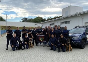 canil da guarda municipal de jundiaí recebe elogios de policiais dos EUA. #PraCegoVer policiais norte-americanos observando treinamento no canil