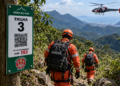trilhas mapeadas agilizam resgates na Serra do Mar — #PraCegoVer: placa de identificação instalada em uma trilha apresenta código de referência e QR Code utilizados para auxiliar a localização e o resgate de pessoas em áreas de mata.