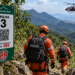 trilhas mapeadas agilizam resgates na Serra do Mar — #PraCegoVer: placa de identificação instalada em uma trilha apresenta código de referência e QR Code utilizados para auxiliar a localização e o resgate de pessoas em áreas de mata.