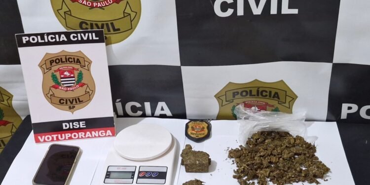 prisão por tráfico de drogas em Votuporanga - #PraCegoVer: imagem relacionada à ação da Polícia Civil que resultou na apreensão de drogas, balanças de precisão e aparelho celular durante investigação da DISE.