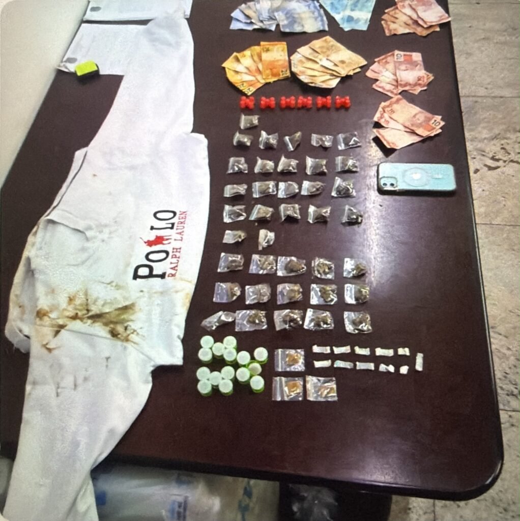 Tráfico de drogas no Condomínio Vida Nova. #PraCegoVer: Imagem relacionada à ocorrência da Guarda Municipal de Americana que resultou na prisão de um jovem de 19 anos e na apreensão de drogas e dinheiro.