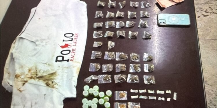 Tráfico de drogas no Condomínio Vida Nova. #PraCegoVer: Imagem relacionada à ocorrência da Guarda Municipal de Americana que resultou na prisão de um jovem de 19 anos e na apreensão de drogas e dinheiro.
