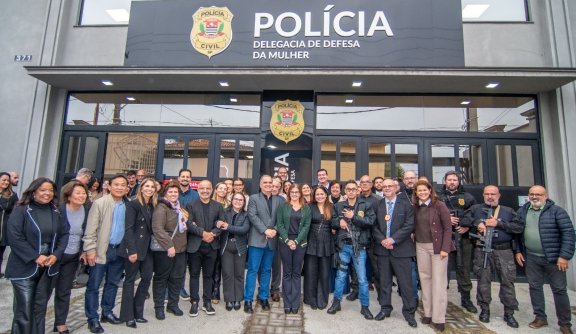 atendimento 24 horas da Delegacia de Defesa da Mulher. #PraCegoVer imagem da prefeita
