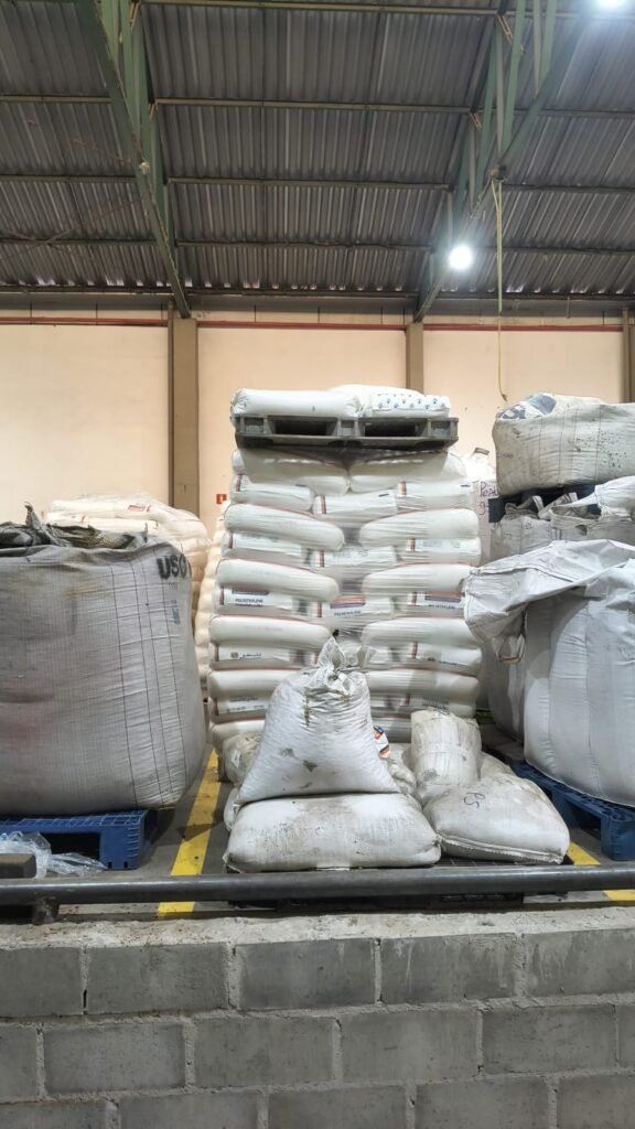 trator e caminhão roubados localizados pela Guarda Civil Metropolitana de Piracicaba na zona rural de Rio das Pedras. #PraCegoVer: Trator Valtra 785 e caminhão Mercedes-Benz 1313 vermelho recuperados durante operação de busca em área rural.