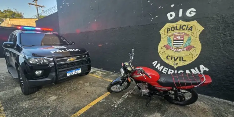 DIG prende dois por comércio e transporte de moto irregular em Hortolândia #PraCegoVer: imagem relacionada à ação da Polícia Civil que resultou na apreensão de uma motocicleta com sinais identificadores adulterados.