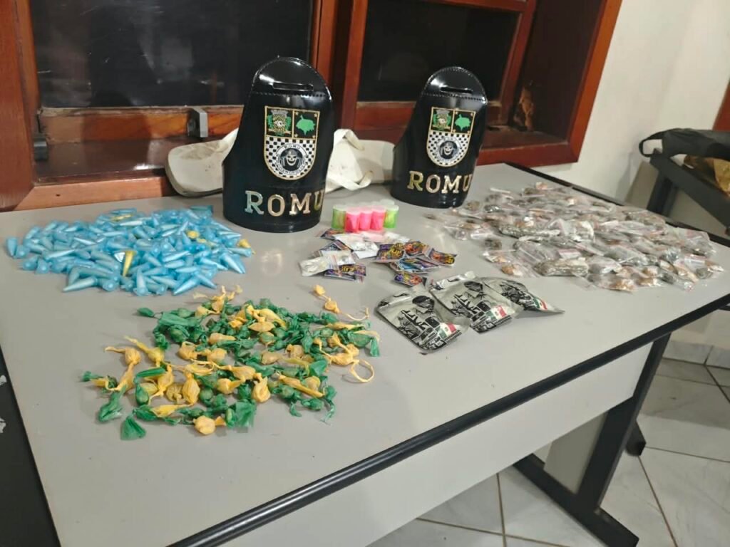 apreensão de drogas após fuga de homem. #PraCegoVer: Sacola contendo 507 porções de maconha, cocaína e crack apreendidas pela ROMU durante patrulhamento em Cosmópolis.
