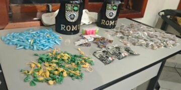 apreensão de drogas após fuga de homem. #PraCegoVer: Sacola contendo 507 porções de maconha, cocaína e crack apreendidas pela ROMU durante patrulhamento em Cosmópolis.