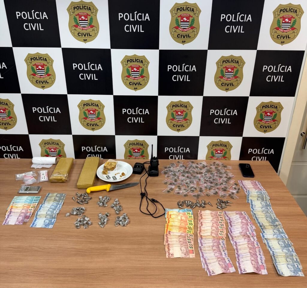 Tráfico de drogas em Piracicaba: #PraCegoVer – Drogas, dinheiro e materiais apreendidos pela Polícia Civil durante operação realizada em dois condomínios.