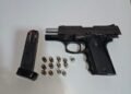 Polícia Militar recupera pistola furtada em hotel de Potirendaba - #PraCegoVer: imagem registra a arma apreendida pela Polícia Militar durante a ocorrência.
