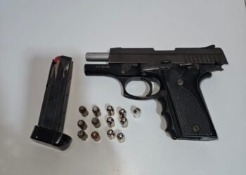 Polícia Militar recupera pistola furtada em hotel de Potirendaba - #PraCegoVer: imagem registra a arma apreendida pela Polícia Militar durante a ocorrência.