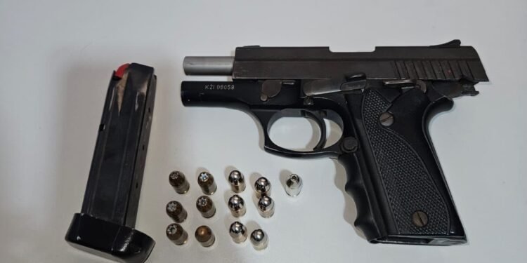 Polícia Militar recupera pistola furtada em hotel de Potirendaba - #PraCegoVer: imagem registra a arma apreendida pela Polícia Militar durante a ocorrência.