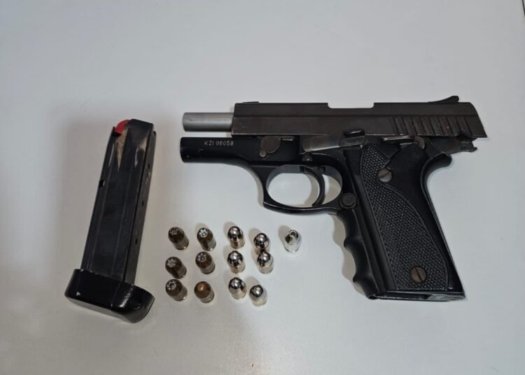 Polícia Militar recupera pistola furtada em hotel de Potirendaba - #PraCegoVer: imagem registra a arma apreendida pela Polícia Militar durante a ocorrência.