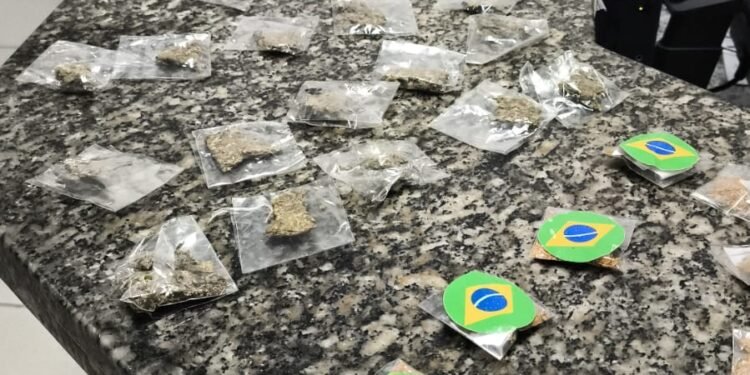 GCM apreende material ilícito em arena esportiva. #PraCegoVer: material apreendido durante ação da Guarda Civil Municipal em área esportiva de Rio Claro.