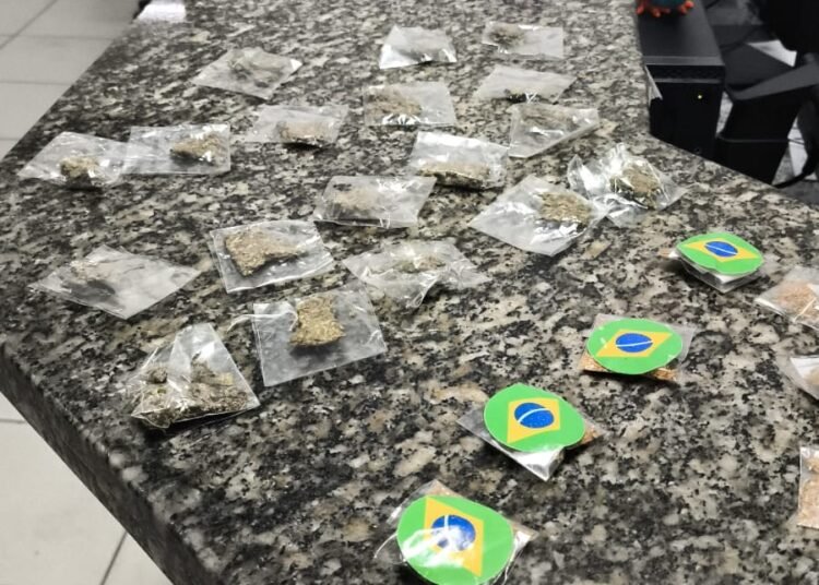 Guarda Municipal prende traficante em Pedreira. #PraCegoVer: agentes da Guarda Municipal durante ocorrência que terminou com apreensão de drogas no Jardim Triunfo.