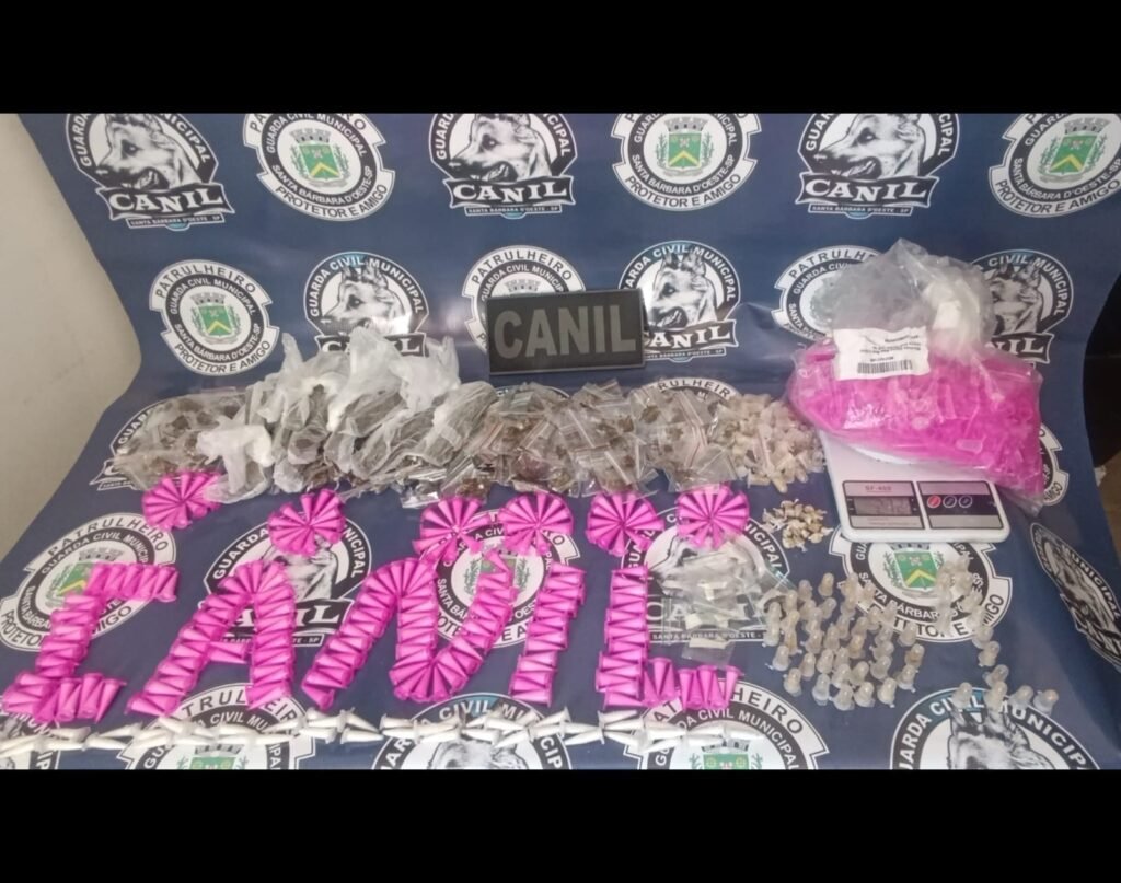 Canil da GCM apreende drogas no Santa Fé #PraCegoVer imagem mostra porções de drogas apreendidas, balança de precisão e embalagens localizadas durante ação do Canil da GCM em área verde