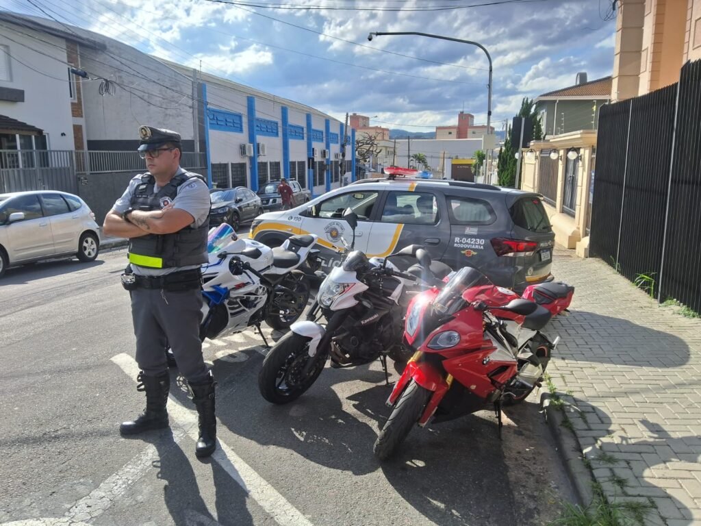 motos com placas cobertas durante fiscalização da Polícia Militar Rodoviária. #PraCegoVer: Motocicletas abordadas por policiais rodoviários durante fiscalização de trânsito.