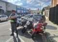 motos com placas cobertas durante fiscalização da Polícia Militar Rodoviária. #PraCegoVer: Motocicletas abordadas por policiais rodoviários durante fiscalização de trânsito.