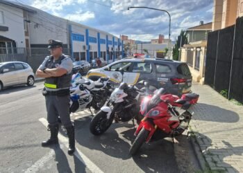 motos com placas cobertas durante fiscalização da Polícia Militar Rodoviária. #PraCegoVer: Motocicletas abordadas por policiais rodoviários durante fiscalização de trânsito.